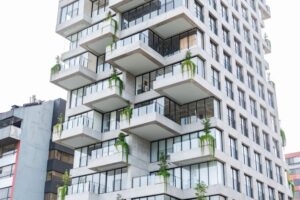 Edificio de departamentos con terrazas y plantas en la Ciudad de México