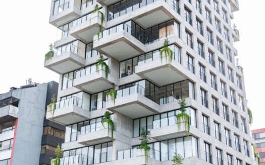 Edificio de departamentos con terrazas y plantas en la Ciudad de México